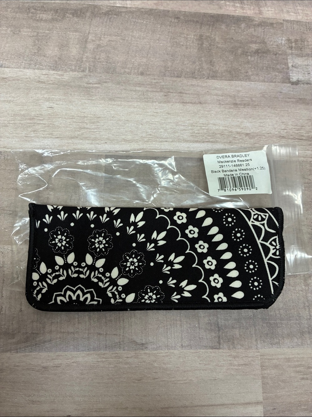 Vera Bradley~Mackenzie Readers~Black Bandana Medallion~Strength +1.25 - Picture 6 of 8